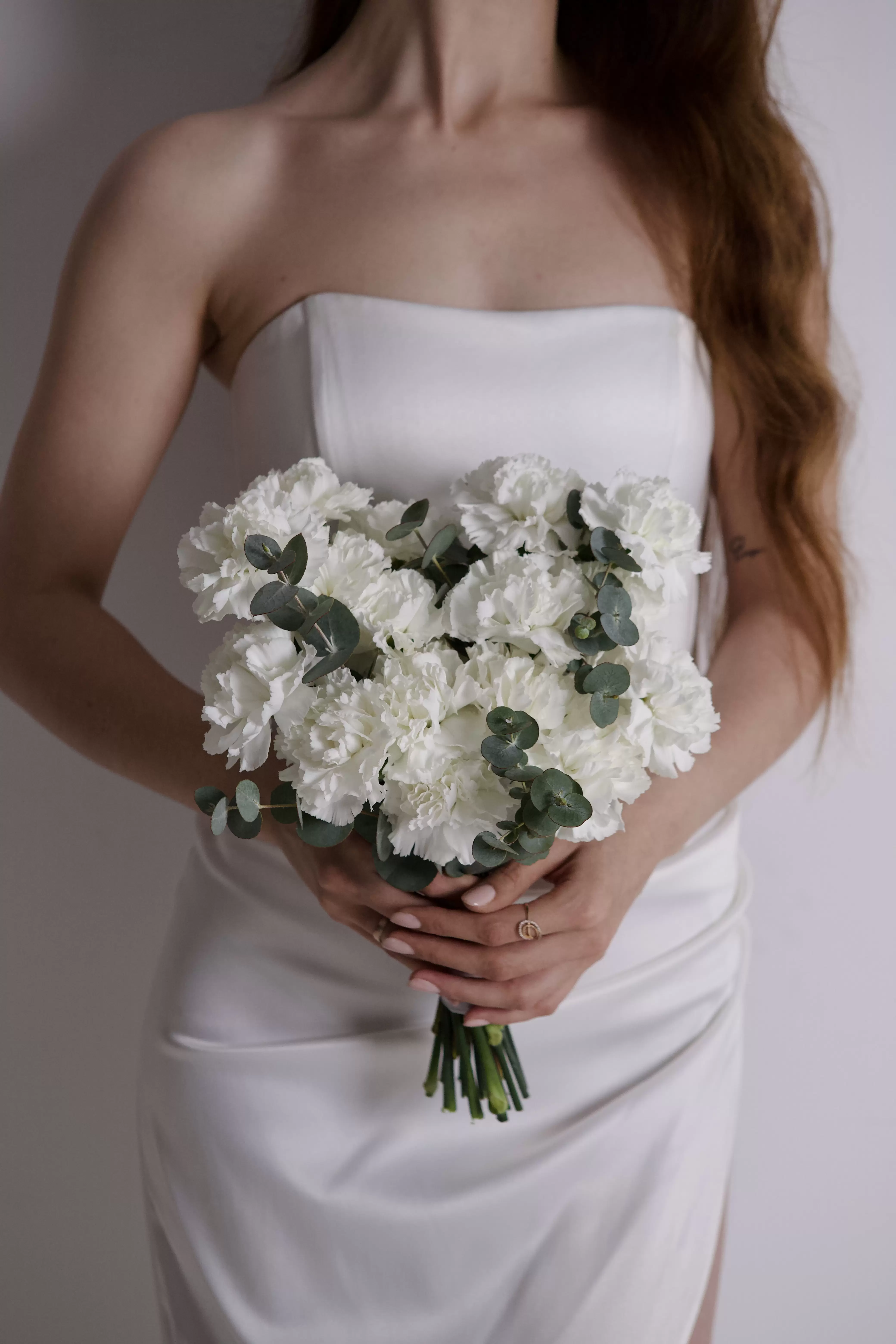Свадебный букет из белых диантусов с эвкалиптом