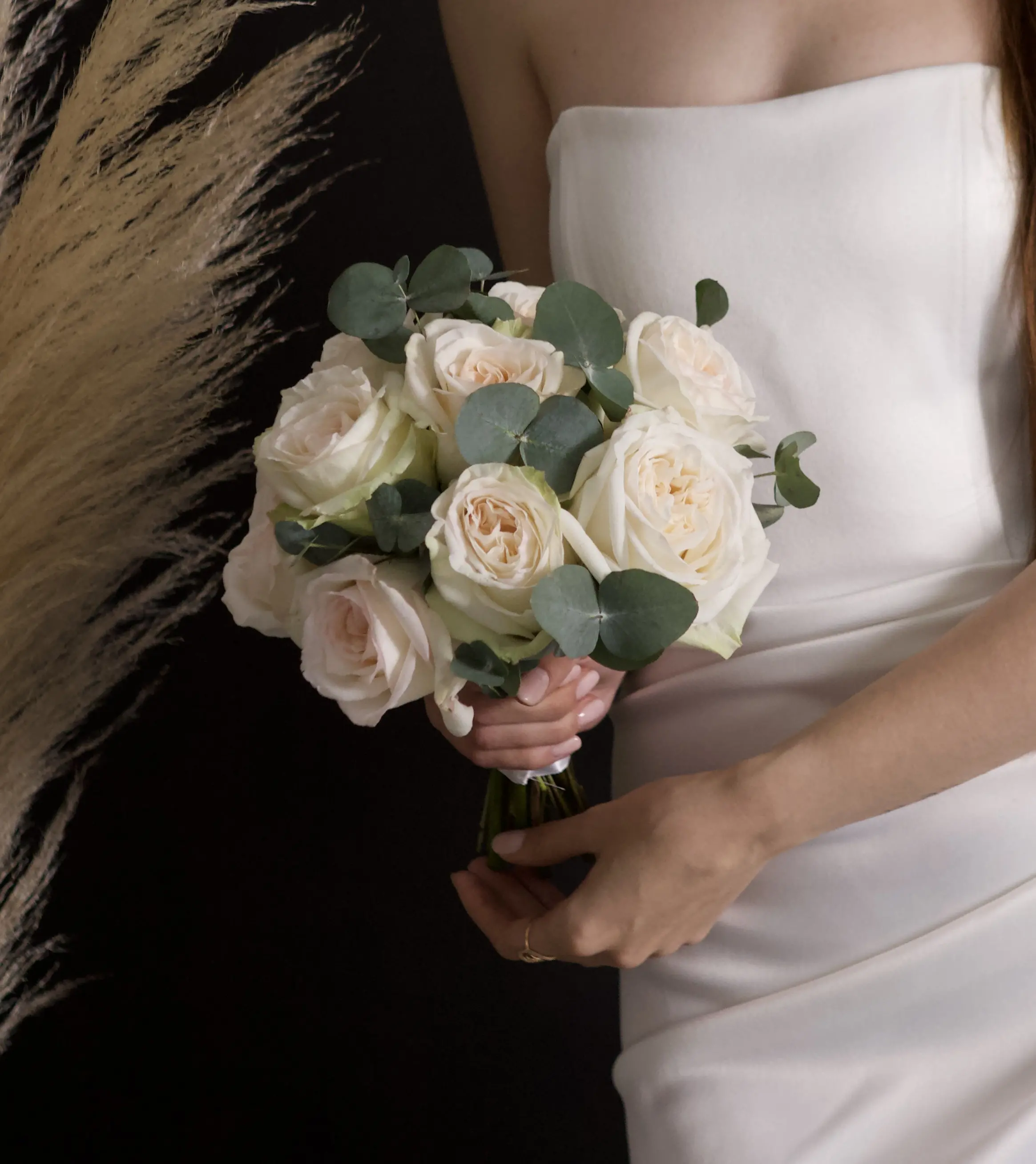 Свадебный моно букет из пионовидных нежных роз с эвкалиптом